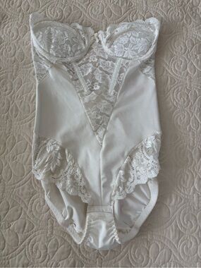 Vintage Smoothie Fleur de Lace Corset Bodysuit Bustier in Antique White